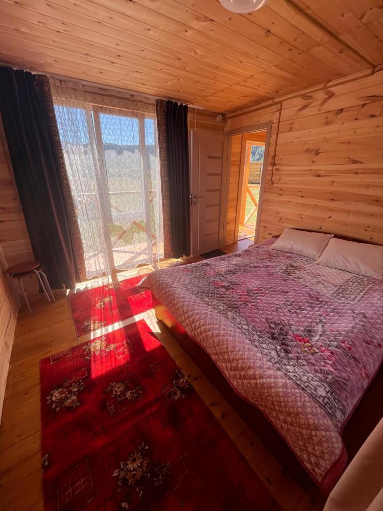 Комната с двухспальной кроватью в новом домике