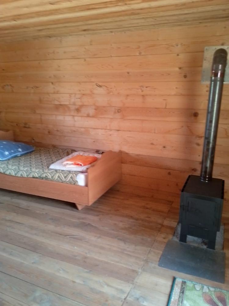 Дом с печкой на берегу реки Чулышман