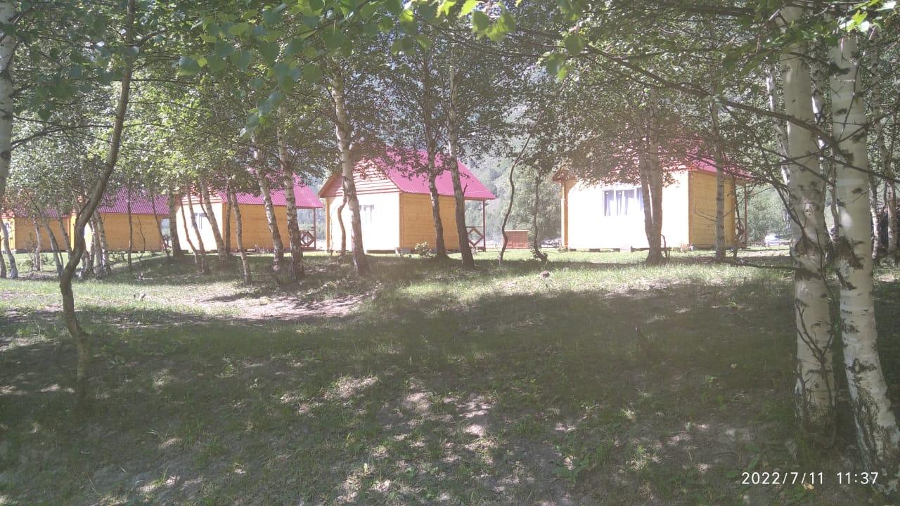 Домики у реки Челушманская долина Алтай