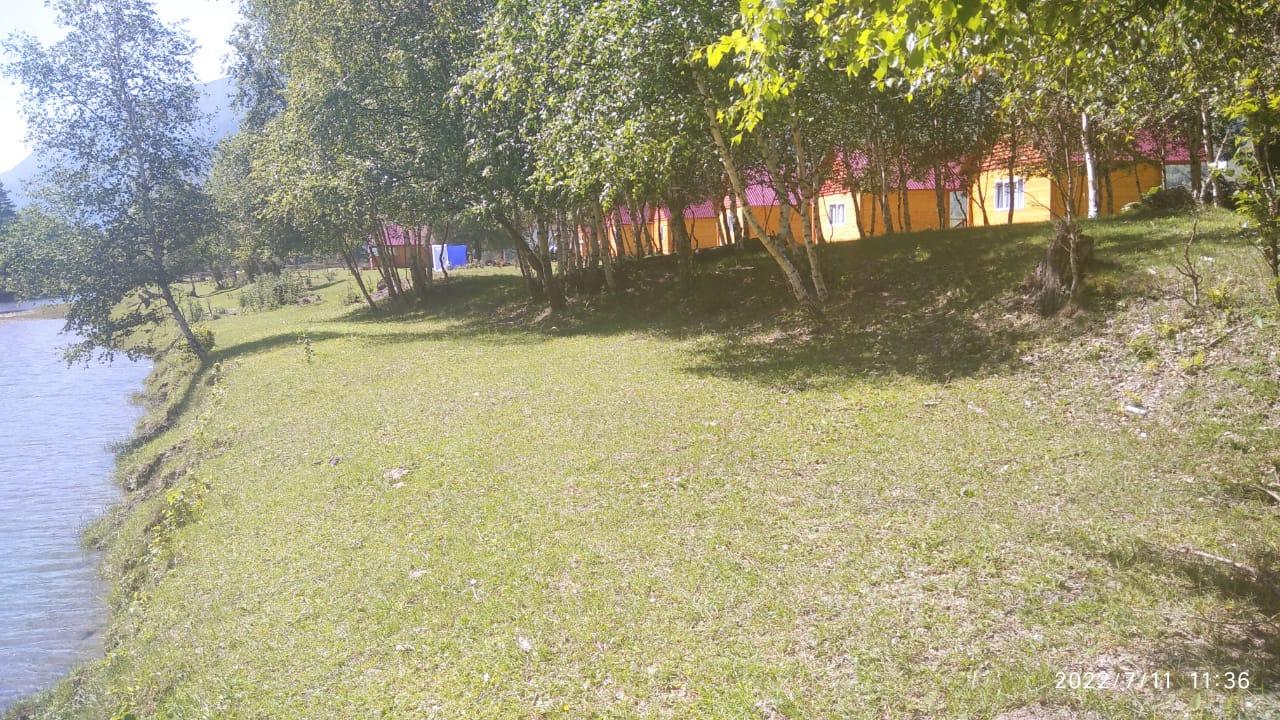 Домики у реки Челушманская долина Алтай