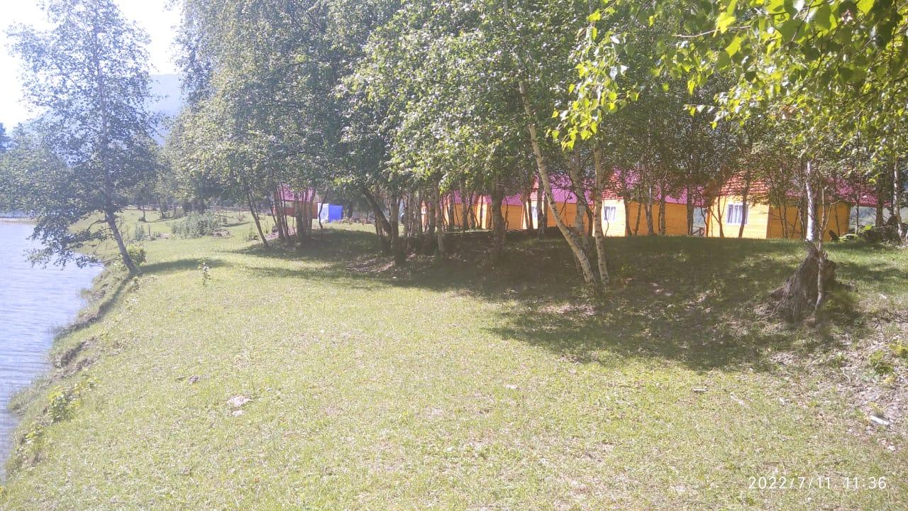 Домики у реки Челушманская долина Алтай