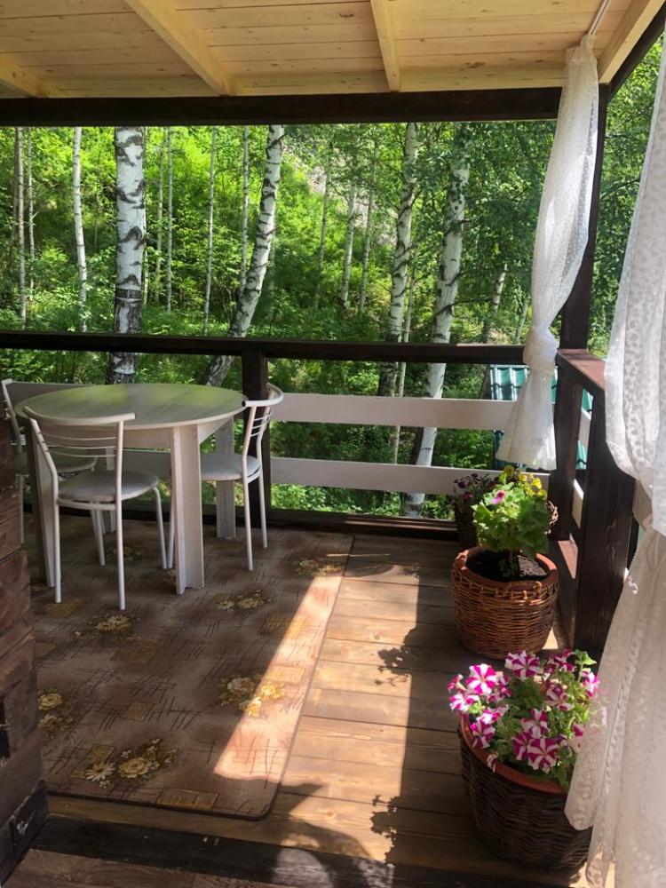 Дом благоустроенный у реки Бия (2 взр + 2 реб.)