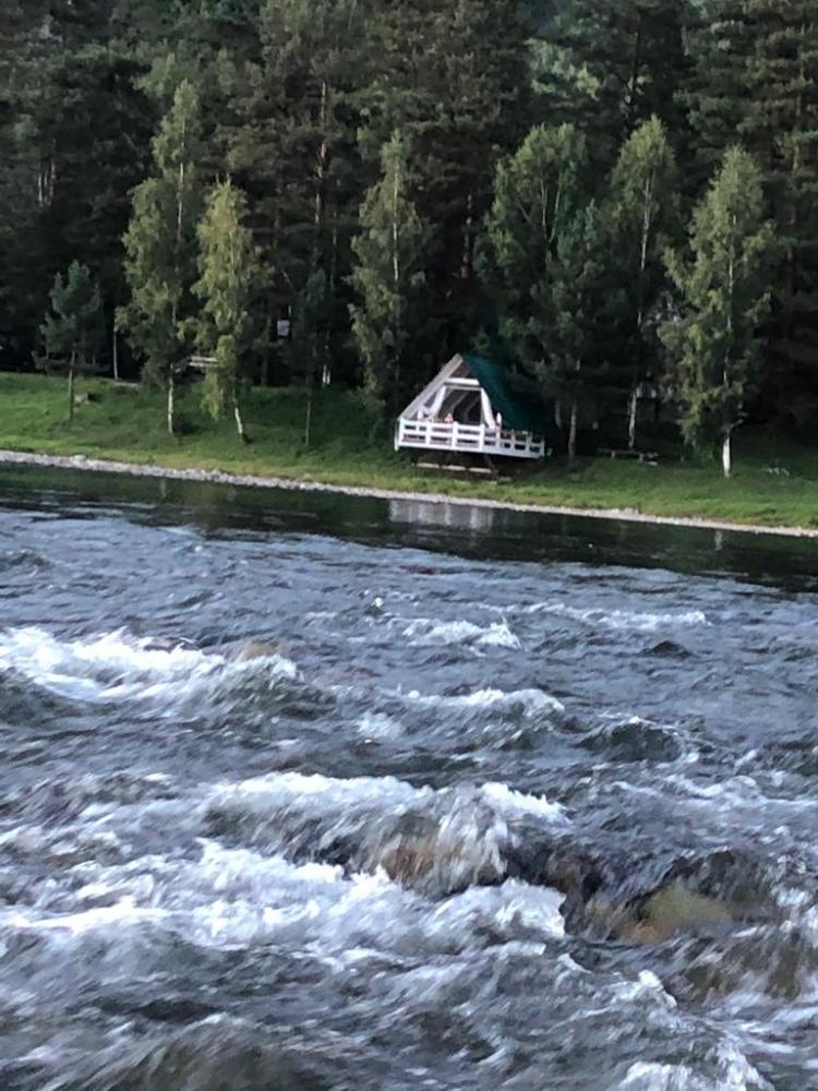 Беседка на берегу реки Бия Алтай
