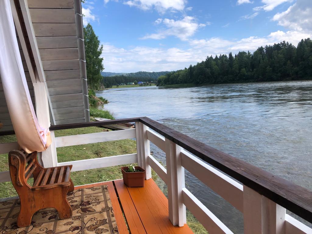 Беседка у реки Бия Горный Алтай