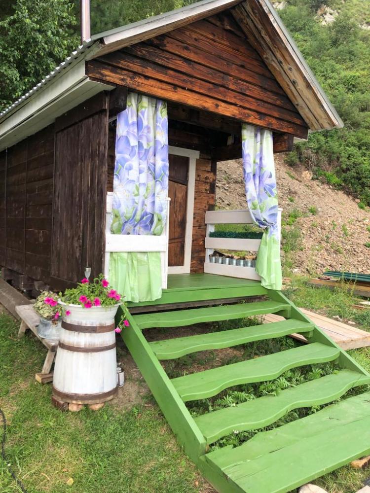 Банька у реки Бия Горный Алтай