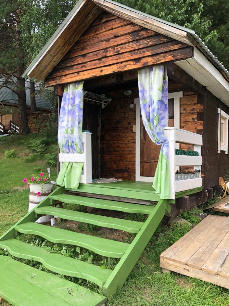 Банька у реки Бия Горный Алтай