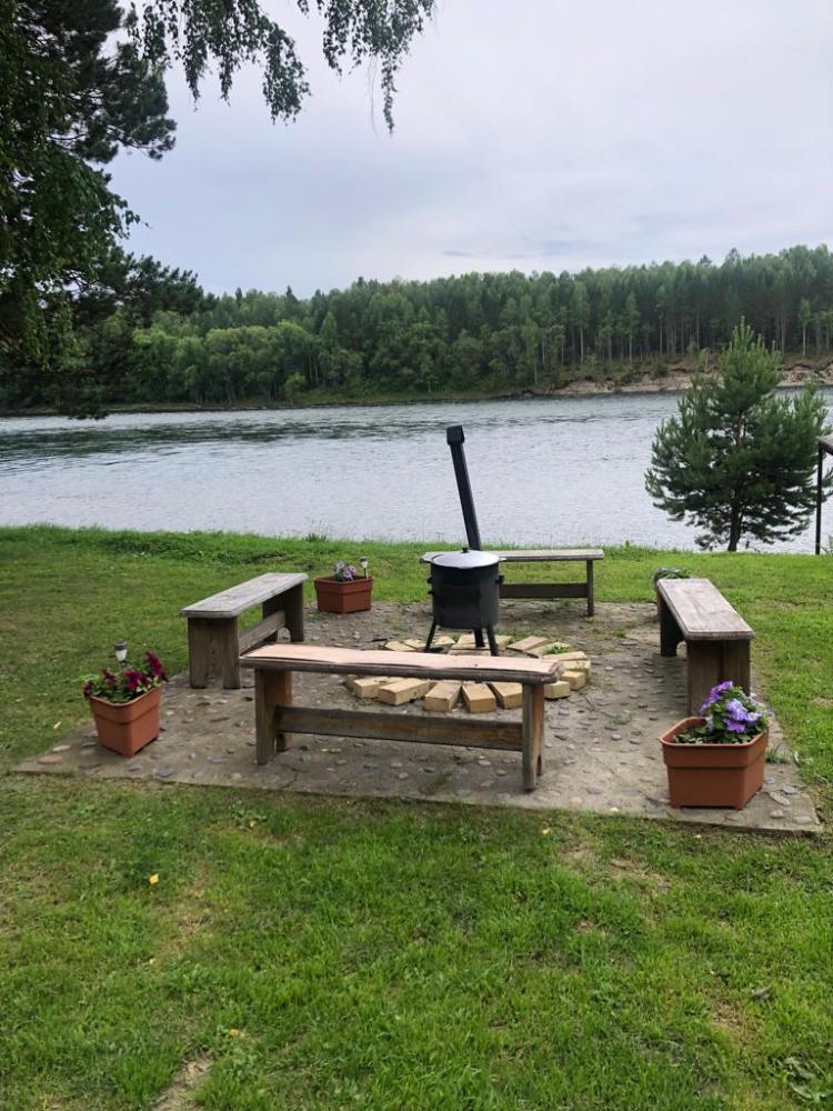 Дом с камином и кухней у реки в Горном Алтае