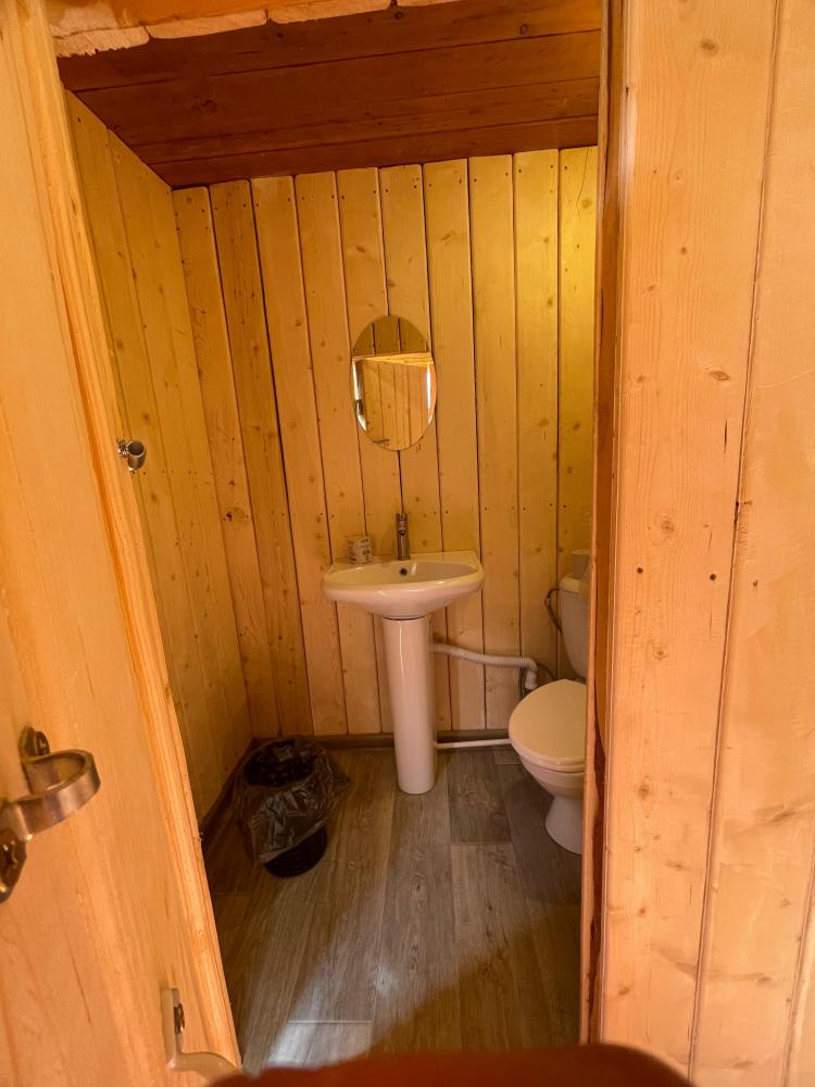 Домик с удобствами с тремя односпальными кроватями