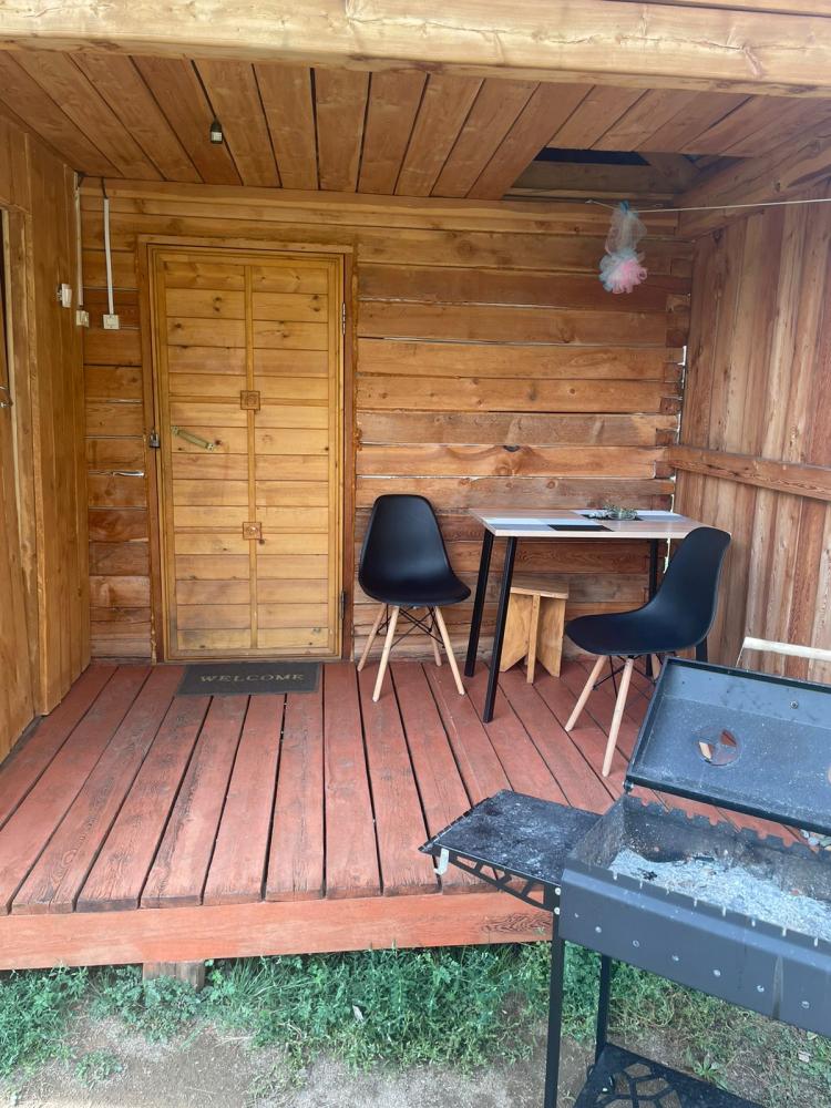 Домик с удобствами с тремя односпальными кроватями