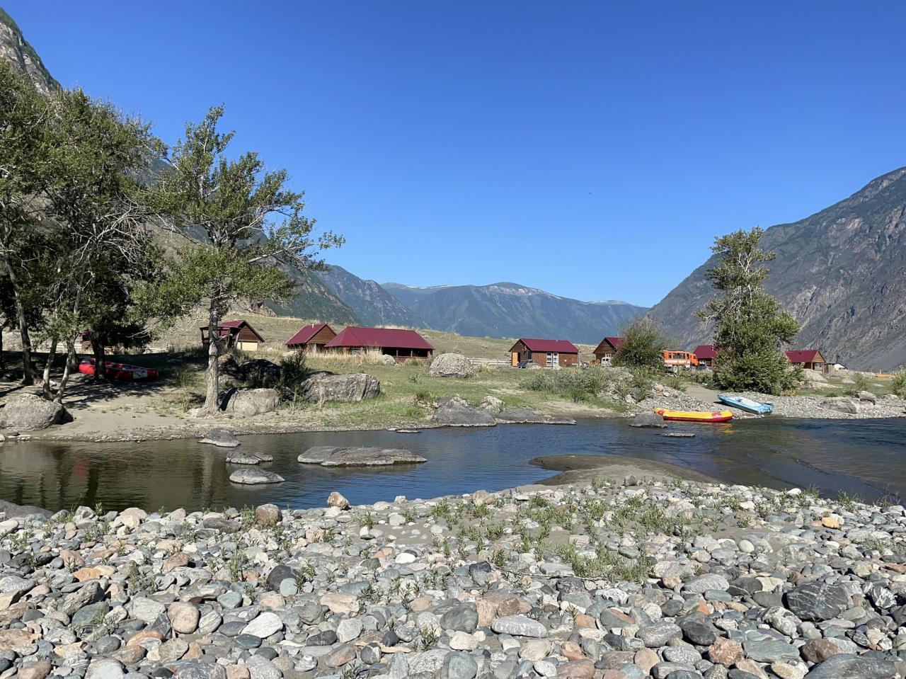 База отдыха "Березка" весной Чулышман Алтай