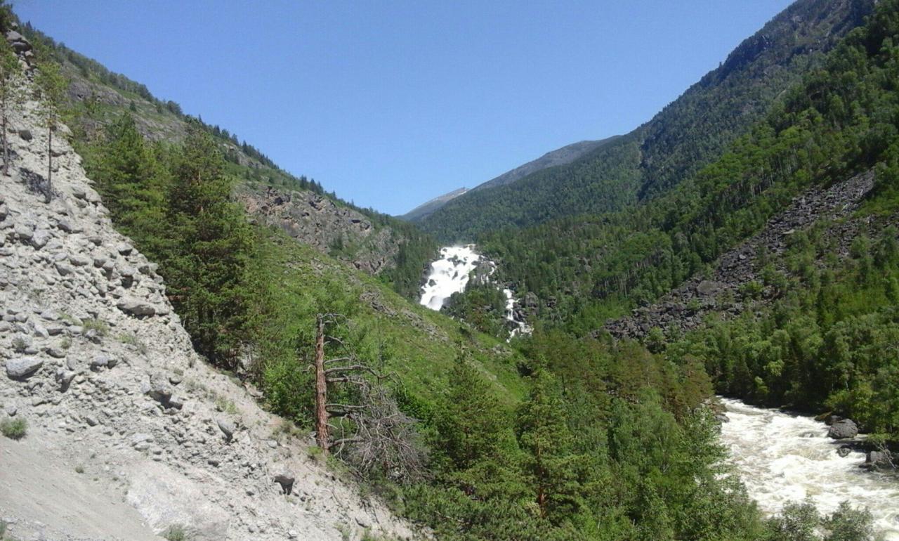 Водоскат Учар на реке Чульча (вдалеке)