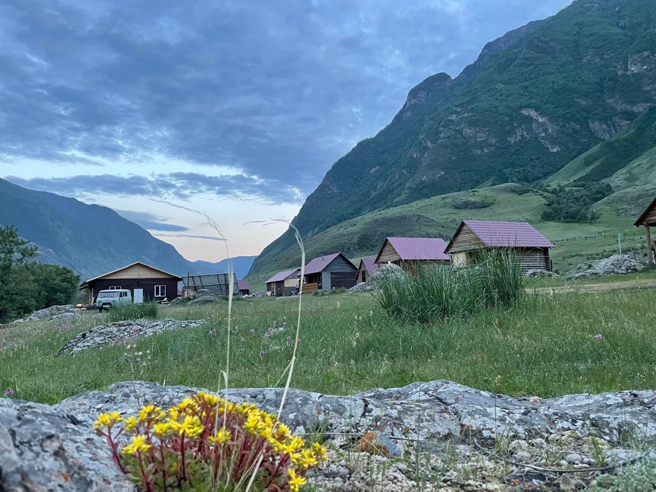 База отдыха "Березка" у реки Чулышман напротив Каменных грибов