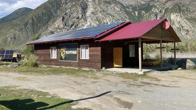 Кафе в Горном Алтае у реки Чулышман 