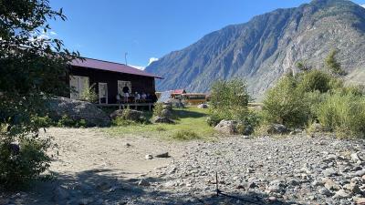 Кафе в Горном Алтае на берегу Чулышмана