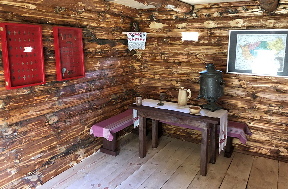 Стол в избе