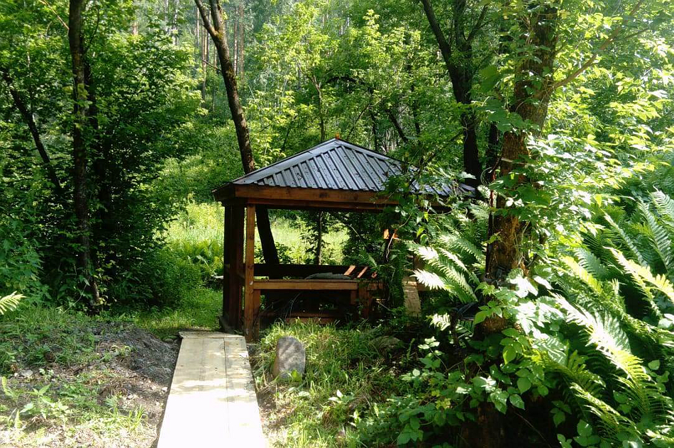 Беседка на берегу реки Куюм