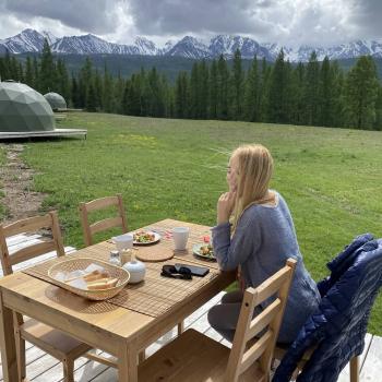 В хорошую погоду можно обедать на террасе с видом на горы