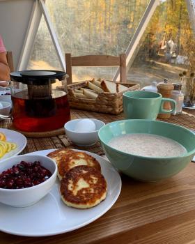 Завтрак в экокемпе Мир Алтай
