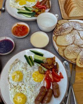 Завтраки из фермерских продуктов в экокемпе Мир Алтай