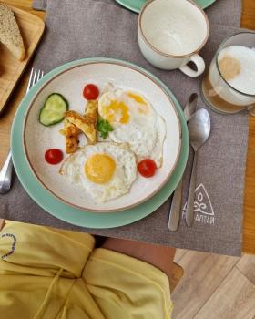 Завтраки из фермерских продуктов в экокемпе Мир Алтай