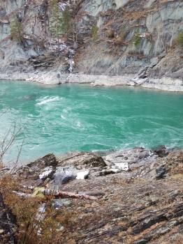 Река Катунь зимой изумрудного цвета
