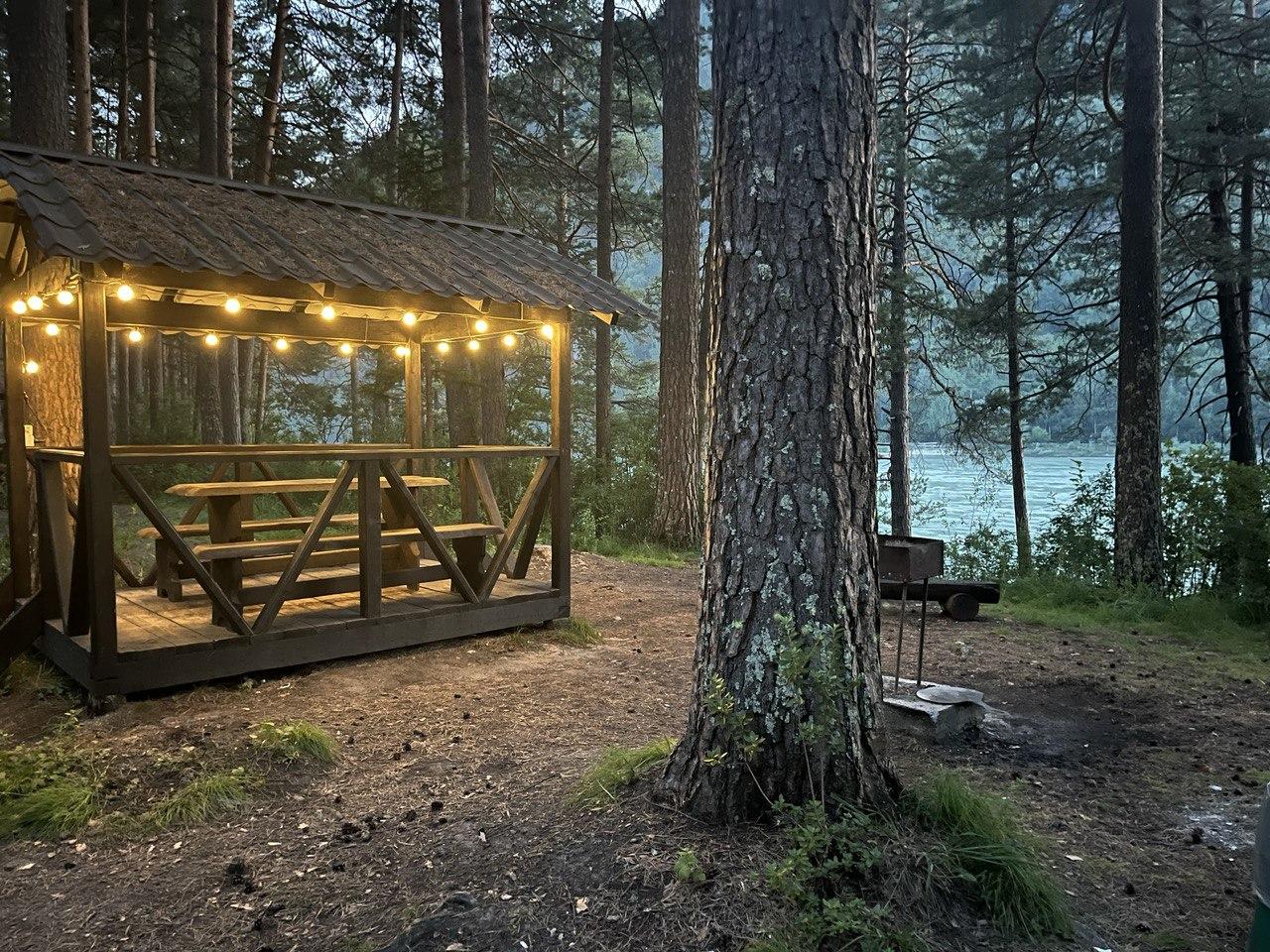 Беседка на берегу