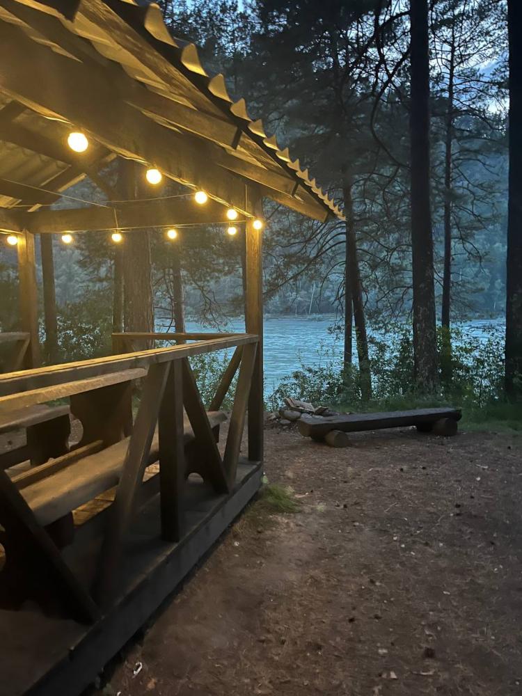 Беседка на берегу