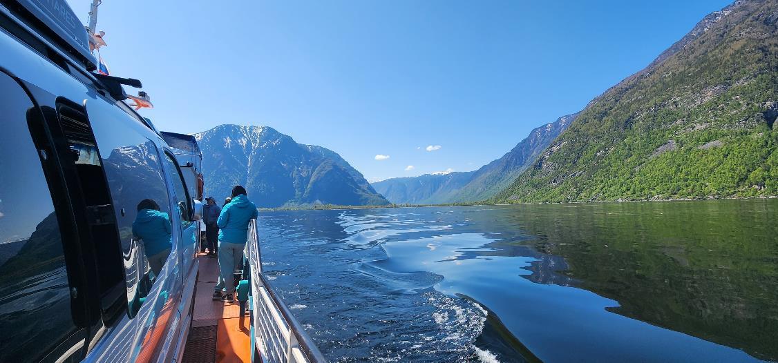 По Телецкому озеру