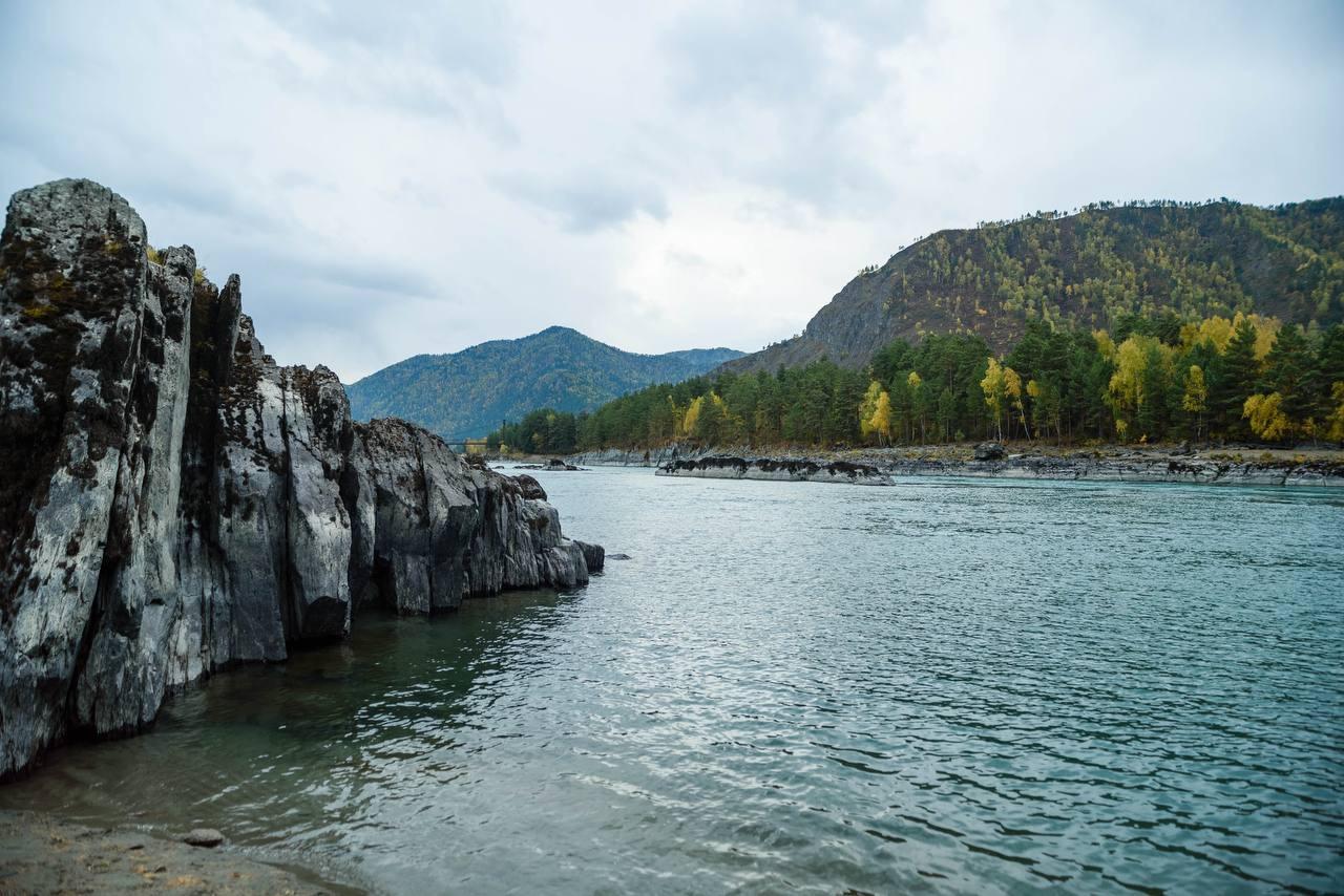 Скалы рядом с пляжем