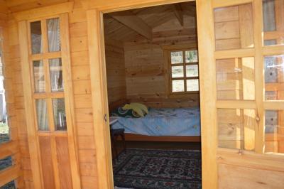 Летний домик с двуспальной кроватью