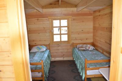 Летний домик с двумя односпальными кроватями