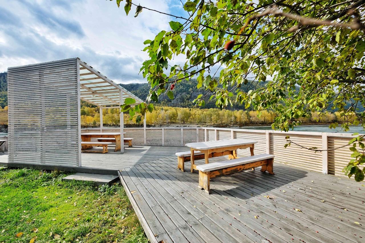 Отдых в Чемале у реки Катунь в гостевом доме "Серебряные родники"