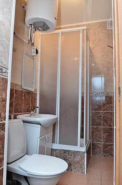 Санузел в 3-местном номере повышенной комфортности