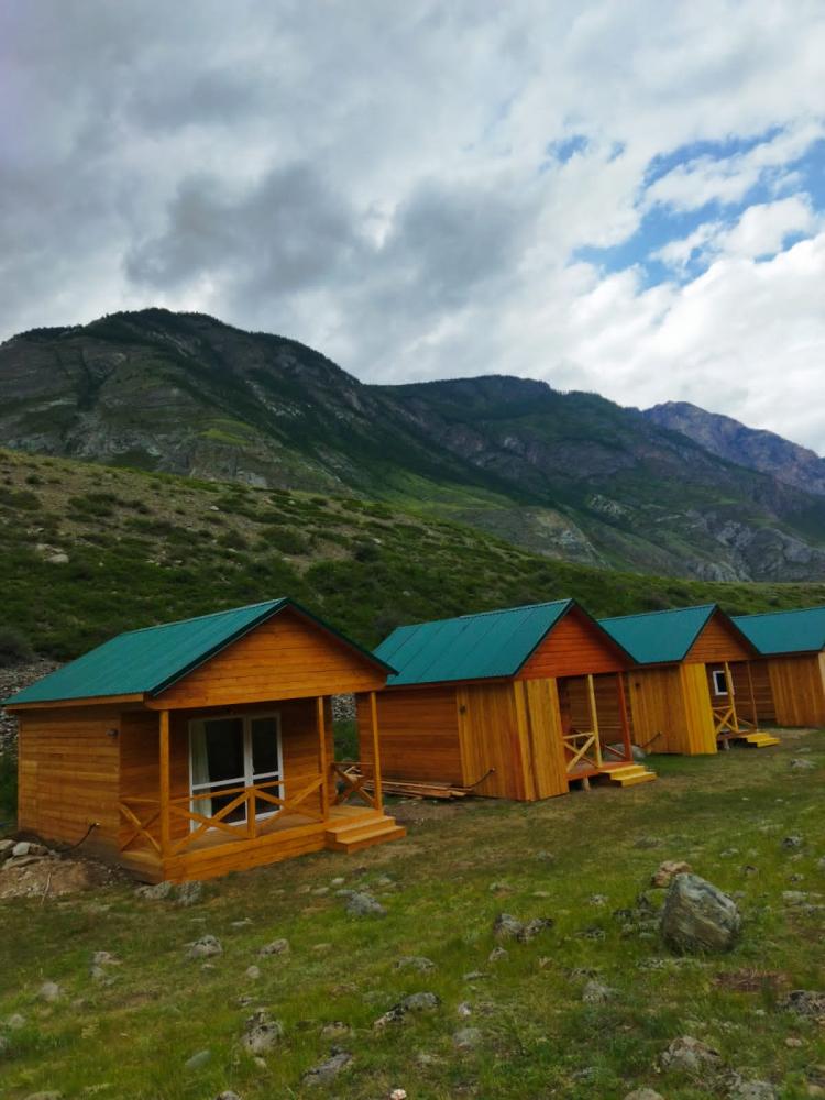 Домики в долине Чулышмана на Алтае