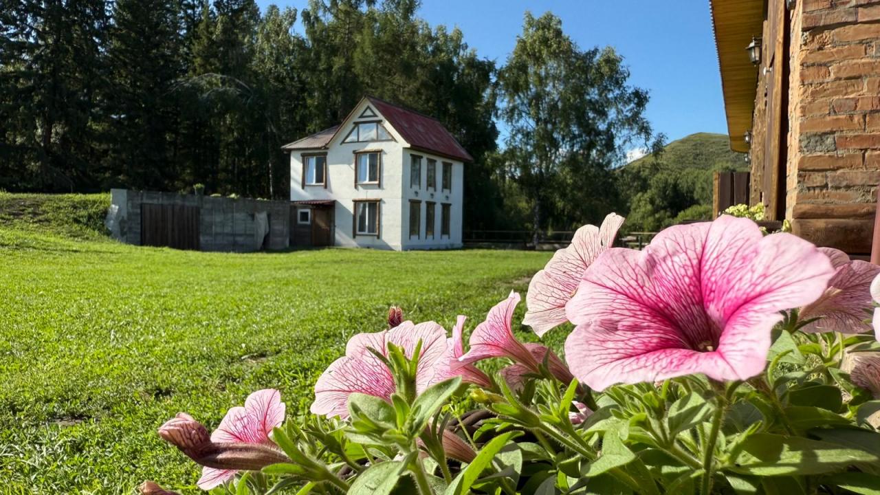 Белый дом двухэтажный благоустроенный с кухней на 4-6 человек