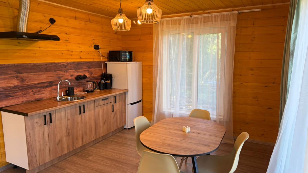 Белый дом двухэтажный благоустроенный с кухней на 4-6 человек