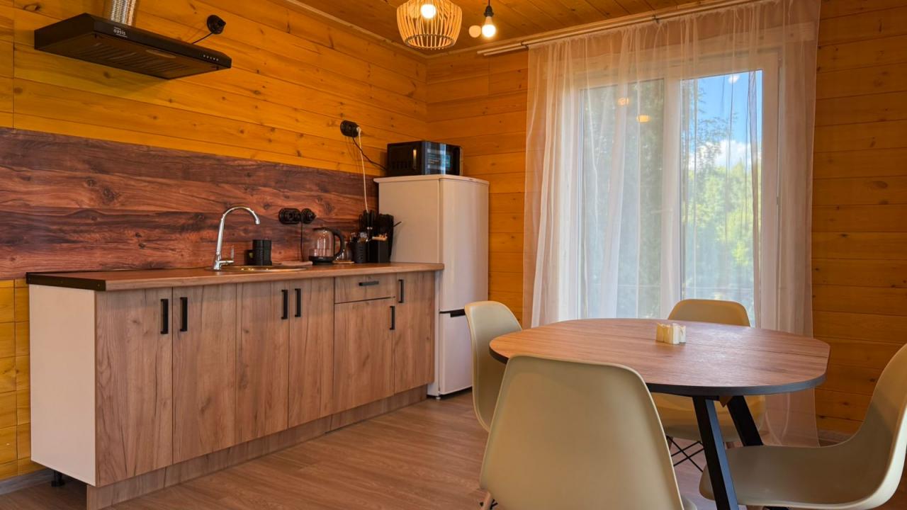 Белый дом двухэтажный благоустроенный с кухней на 4-6 человек