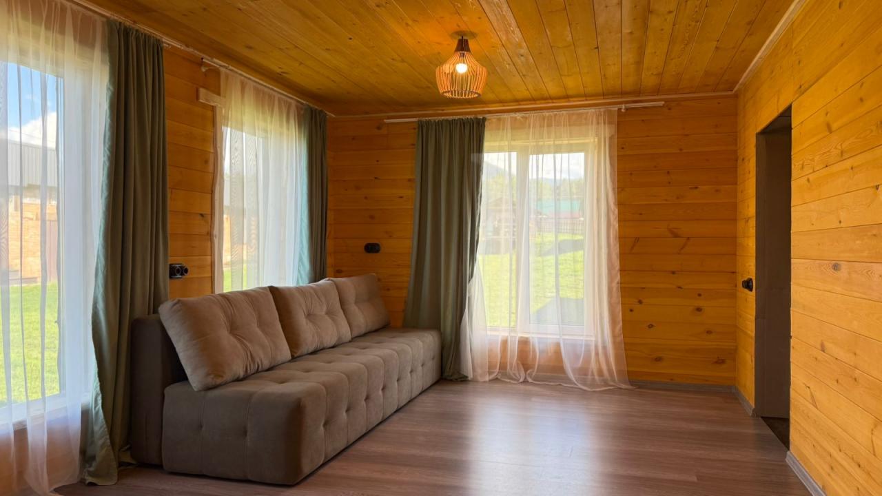 Белый дом двухэтажный благоустроенный с кухней на 4-6 человек