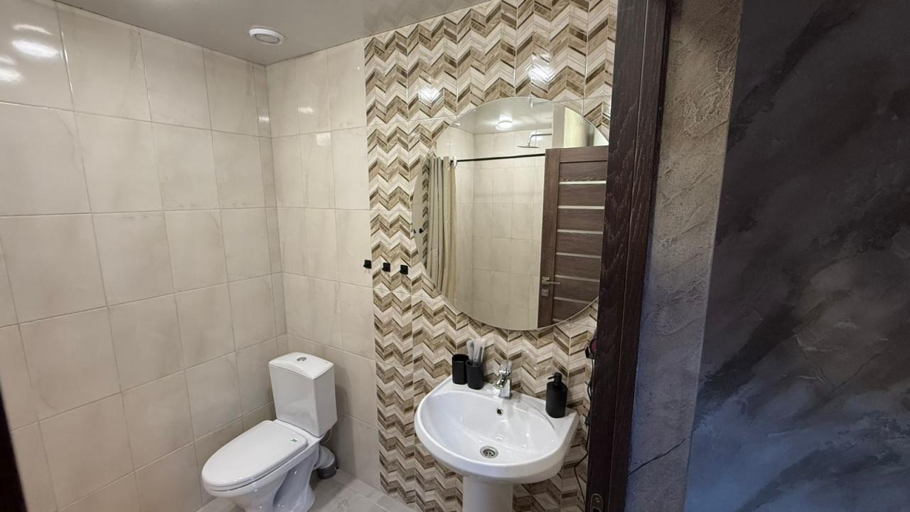 Белый дом двухэтажный благоустроенный с кухней на 4-6 человек