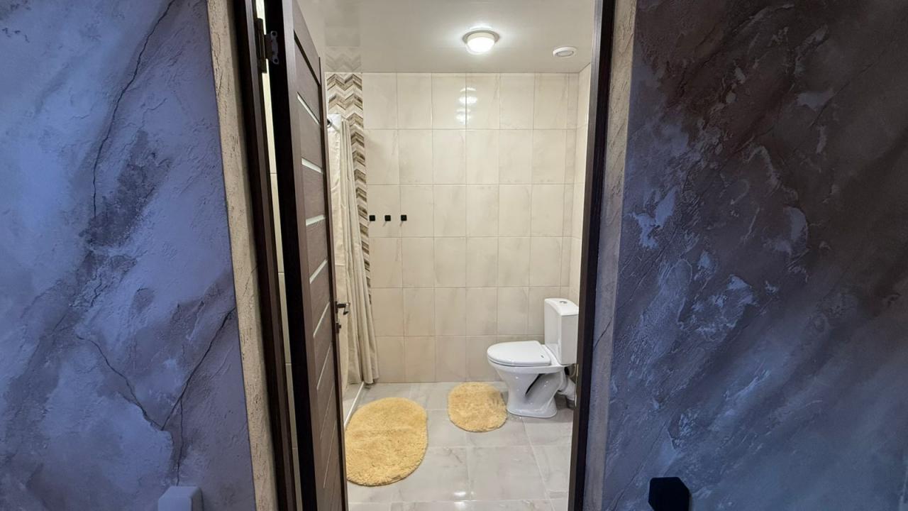 Белый дом двухэтажный благоустроенный с кухней на 4-6 человек