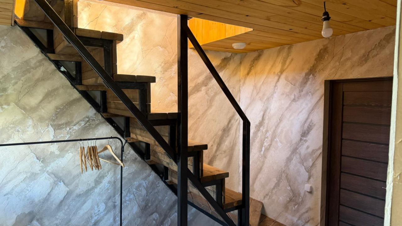 Белый дом двухэтажный благоустроенный с кухней на 4-6 человек