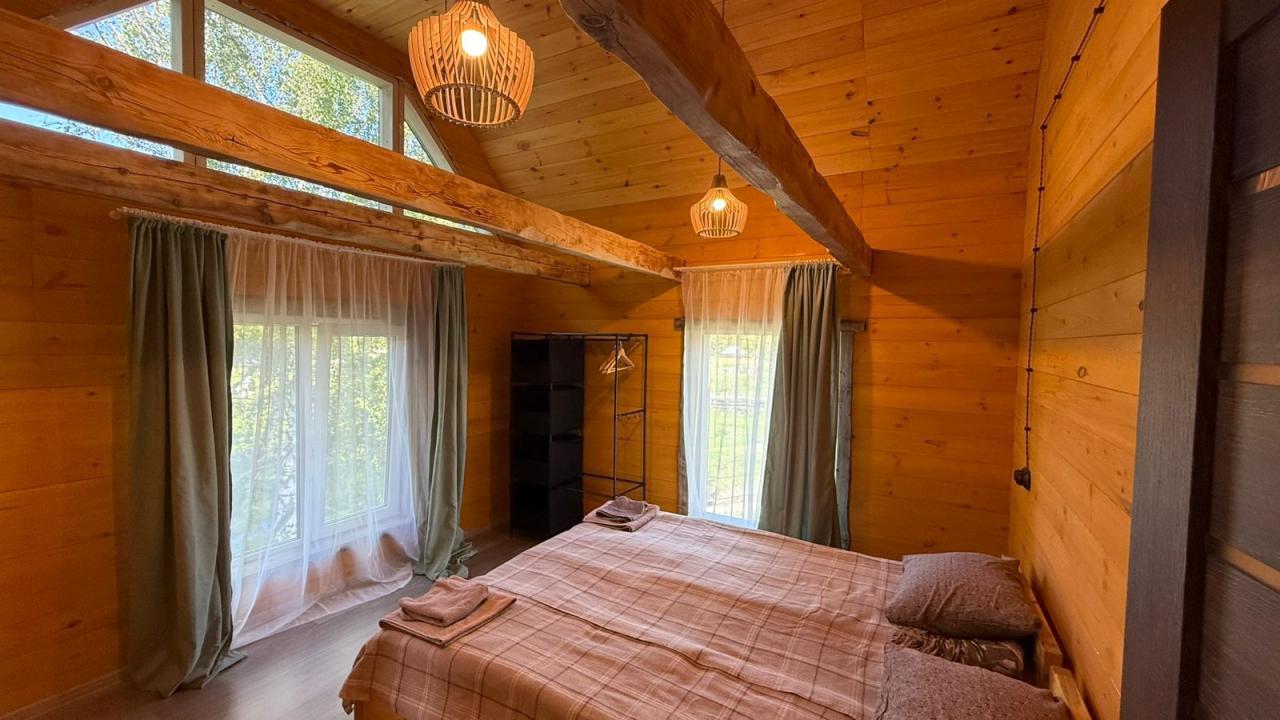 Белый дом двухэтажный благоустроенный с кухней на 4-6 человек