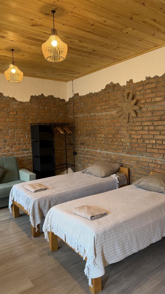 Номера в кирпичном здании.