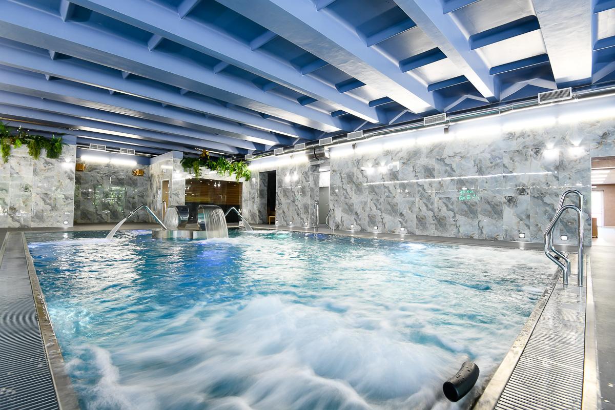 Оздоровительный центр с акватермальной зоной в Белокурихе в отеле "Россия"