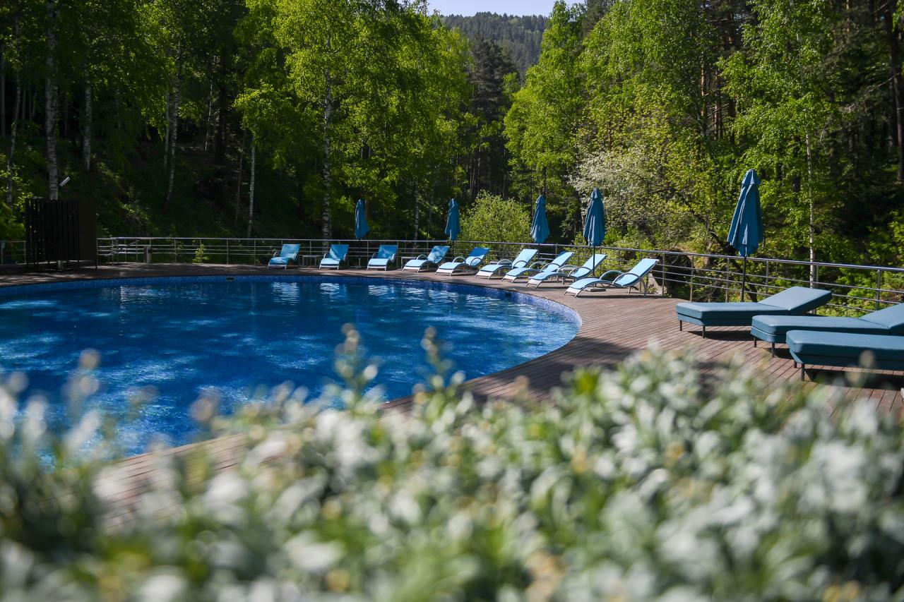 Летний бассейн с джакузи