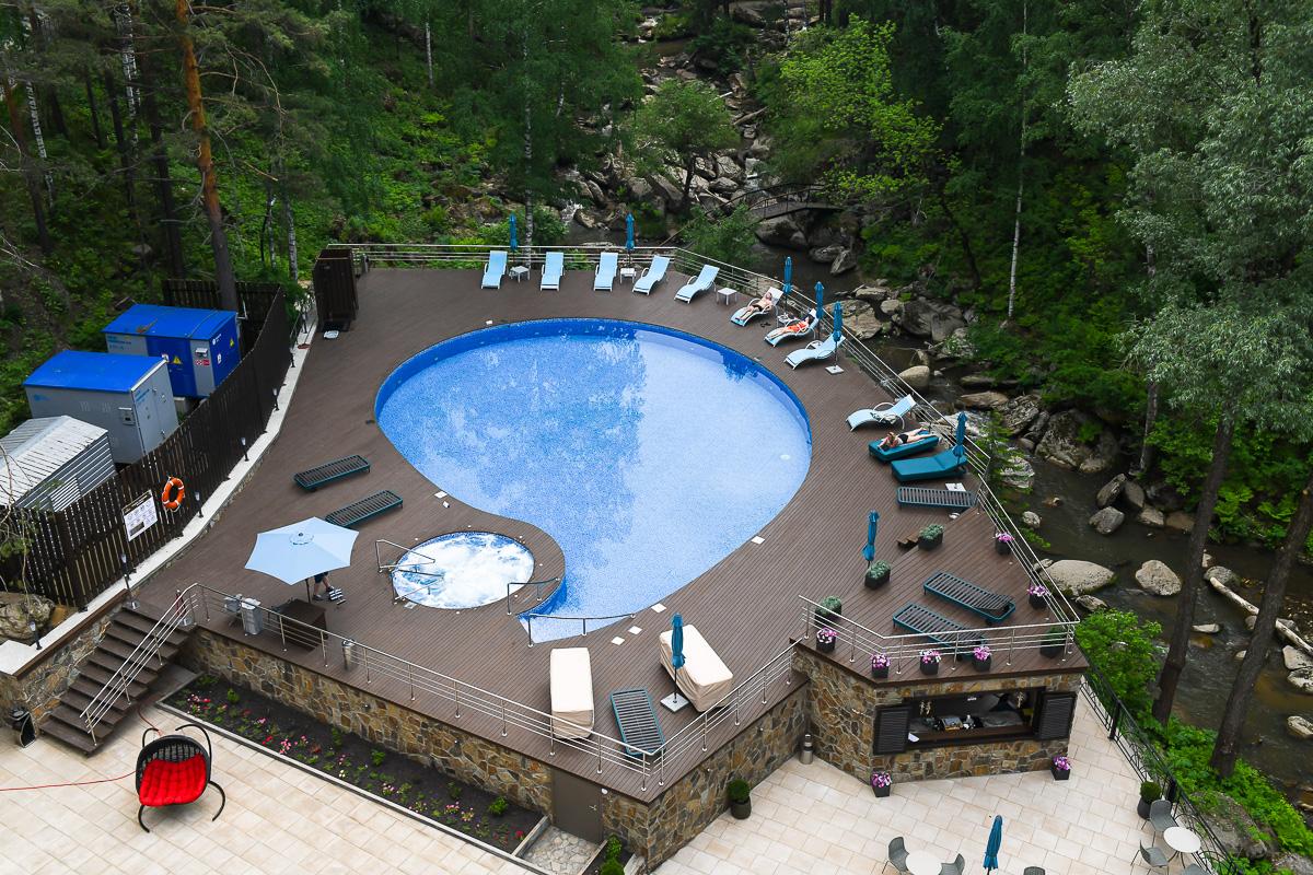 Летний бассейн с джакузи