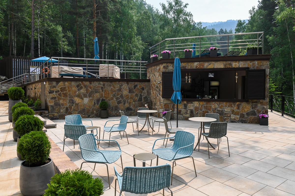 Место отдыха у летнего бассейна