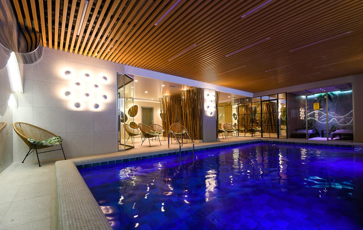 Бассейн с термальным комплексом в spa-центре