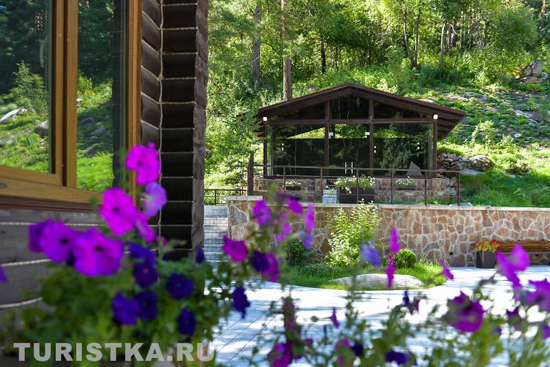 Отель "На камушках" Белокуриха территория