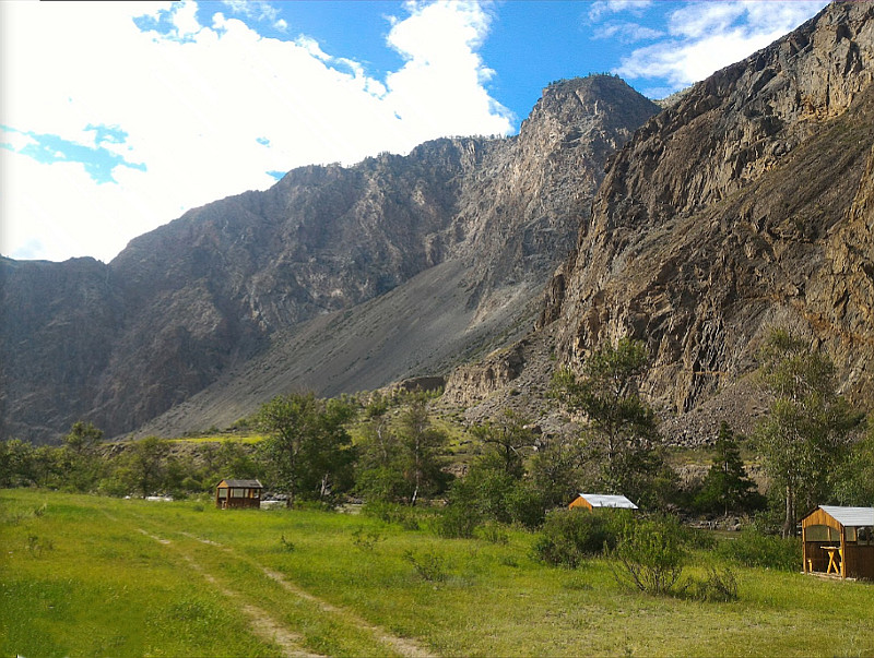 Беседки на берегу реки